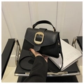 Details der schwarzen Handtasche aus Narbenleder mit goldener Schnalle und Tragegriff - Schwarz