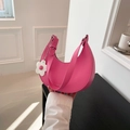 Bolso de hombro rosa tipo media luna con colgante de flor y correa ajustable - Rosa