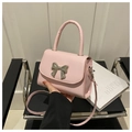 Dettaglio borsa rosa in pelle PU con fibbia a fiocco argento e manico superiore curvo - Rosa