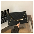 Elegante bolso sobre negro con textura tejida y detalles metálicos dorados - Negro