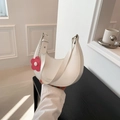 Borsa sottobraccio bianca in ecopelle con ciondolo a fiore rosso decorativo - Bianco