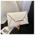 Cartera de mano tipo sobre blanca tejida con elegantes bordes dorados metálicos - Blanco