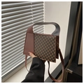 Detalle de bolso vintage con estampado geométrico clásico y textura del asa de piel suave - Marrón