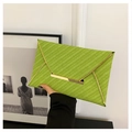 Elegante bolso sobre verde brillante con textura tejida y detalles de marco dorado - Verde