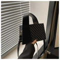 Bolso bandolera negro con estampado geométrico y cadena dorada en la mano - Negro
