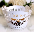 Dettaglio di pirottini bianchi tagliati al laser con scritte 'it's a boy' e motivi floreali - Bianco