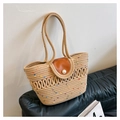 Bolso tote de paja beige con lunares de colores, solapa marrón y detalle de perla - Caqui Sin Colgante