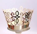 Dettaglio macro del pirottino per cupcake traforato al laser in oro champagne - Argento Riflettente