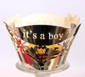 Dettaglio macro della fascia per cupcake tagliata al laser 'it's a boy' in oro pallido - Argento Riflettente