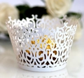 Nahaufnahme der weißen lasergeschnittenen Cupcake-Manschette mit Spitzenblumenmuster - Weiß