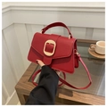 Detail der roten Handtasche aus Narbenleder mit großer goldener quadratischer Schnalle - Rot