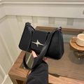 Bolso de hombro minimalista en cuero negro con hebilla metálica de estrella plateada - Negro