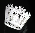 Dettaglio bordo traforato al laser bianco con motivo a vite per decorazione di torte - Bianco