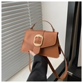 Detail der braunen Vintage-Lederhandtasche mit großer goldener Schnalle und Tragegriff - Braun