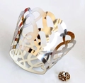 Vue macro d'un contour de cupcake argenté découpé au laser avec motifs de cœurs - Argent Réfléchissant