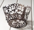 Details des lasergeschnittenen Filigranmusters auf brauner Cupcake-Hülle mit Schnalle - 5cm / Kaffeebraun