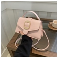 Detail der hellrosa Handtasche aus Kunstleder mit goldener Schnalle und Textur - Rosa