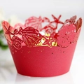 Rote Laserschnitt-Cupcake-Förmchen mit Seestern- und Muschelmotiven für Meerespartys - Perlrot