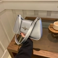 Bolso de hombro plateado metalizado con hebilla de estrella en un estilo minimalista - Plateado