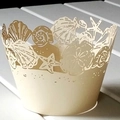 Beigefarbene Laser-Cut Cupcake-Manschette mit filigranen Muschel- und Seestern-Mustern - Juwelenstern Beige
