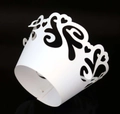 Macro detail van witte lasergesneden cupcake wrapper met hart en krul patronen - Wit