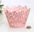 Caissettes à cupcakes roses découpées au laser avec motifs de papillons sur fond blanc - Rose