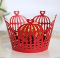 Détail macro du contour à cupcake rouge découpé au laser avec cage et coeur - Rouge Perlé