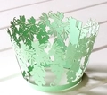 Detail van lichtgroene lasergesneden papieren cupcake-vormpjes met druivenranken - Fruitgroen