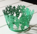 Detail van lasergesneden cupcakevormpjes met smaragdgroene wijnranken en bladpatronen - Donkergroen