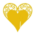 Dettaglio del segnaposto dorato a forma di cuore con intricati motivi floreali laser cut - Oro