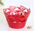Macro-opname van lasergesneden leliepatroon op rode cupcake-verpakking decor - 5cm / Parelrood
