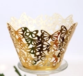 Détail de motifs papillon découpés au laser sur un moule à cupcake doré festonné - Or Réfléchissant