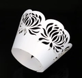 Detail van wit lasergesneden cupcake omhulsel met bloemenpatroon op parelmoer papier - Wit