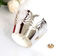 Zilveren lasergesneden cupcake wrappers met bloemenpatroon voor bruiloften en feesten - Reflecterend Zilver