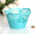 Macro detail van lasergesneden bloemenpatroon cupcake wrapper in turquoise blauw papier - Tiffany Blauw