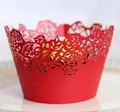 Dettaglio del bordo per cupcake in carta rossa tagliata al laser con motivi di rose - 5cm / Rosso Perlato