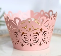 Dettaglio di farfalle e fiori intagliati al laser su un pirottino per cupcake rosa - Rosa