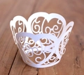 Detail van lasergesneden hartpatroon op witte cupcake wrappers voor decoratie - Wit