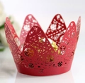 Vista macro de la cápsula roja cortada con láser para cupcakes con copos y corona - 5cm / Rojo Perlado