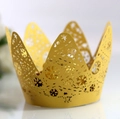 Vista macro de la corona decorativa para cupcakes con corte láser y copos de nieve - 5cm / Dorado