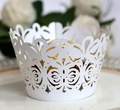 Elegantes envoltorios blancos para cupcakes con patrones florales calados para bodas - Blanco