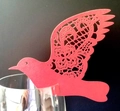 Marque-place oiseau rouge découpé au laser pour décoration de verres de mariage - Rouge Perlé