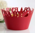 Detailansicht der roten lasergeschnittenen Muffinform mit hohlem BABY-Textdesign - 5cm / Perlrot