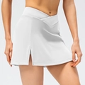 Weißer Tennisrock mit hoher Taille, Cross-Over-Bund und Seitenschlitz-Details - 2/XS / Weiß