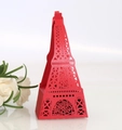 Dettaglio dei motivi a rosa tagliati al laser su una scatola di caramelle rossa a torre - Rosso Perlato