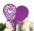 Détail d'un marque-place en forme de cœur violet découpé au laser pour verre de mariage - 50 Feuilles / Violet foncé