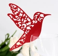 Marque-place colibri rouge découpé au laser avec motifs floraux évidés complexes - Rouge Perlé