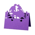 Détail de marque-place mariage violet découpé au laser avec silhouette de couple et coeur - Violet foncé