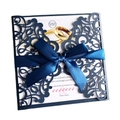 Elegante invitación de boda azul marino cortada con láser con lazo y anillos dorados - Azul Marino Lazo Grande