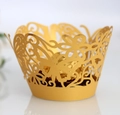 Primer plano de envoltorio dorado para cupcake cortado con láser con diseño de mariposas - Dorado
